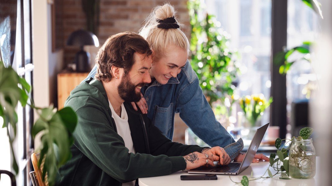 En medarbetare och en kollega från Tarma som står framför en filial
