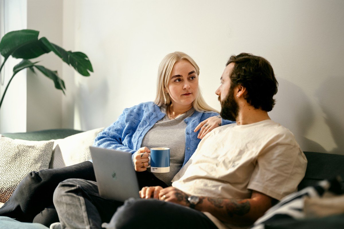 Kvinna använder videoidentifiering för online-verifiering